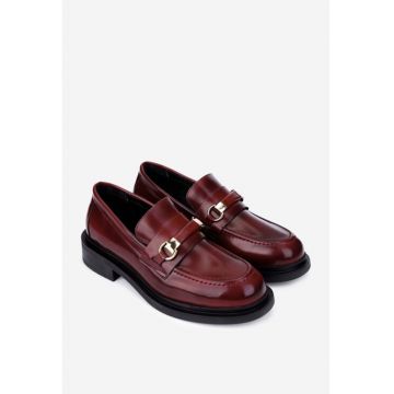 Mocasini dama burgundy din piele cu ornament auriu