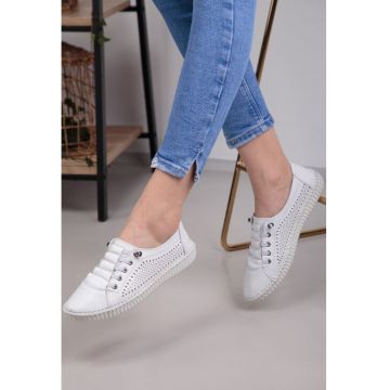 Pantofi casual albi din piele perforata pe laterale